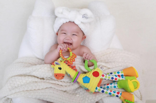 庄河三个月宝宝正确抱姿 庄河三个月宝宝正确抱姿